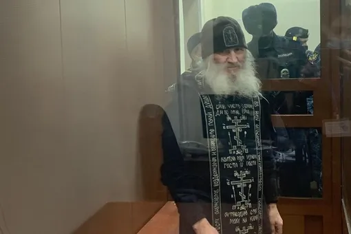 Приставы выселили жителей Среднеуральского монастыря, ранее захваченного схиигуменом Сергием Приставы выселили жителей Среднеуральского монастыря, ранее захваченного схиигуменом Сергием