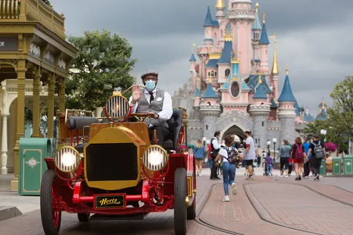 Disney уволит около 32 тысяч сотрудников из-за пандемии коронавируса. В первую очередь это коснется сотрудников «Диснейлендов» Disney уволит около 32 тысяч сотрудников из-за пандемии коронавируса. В первую очередь это коснется сотрудников «Диснейлендов»