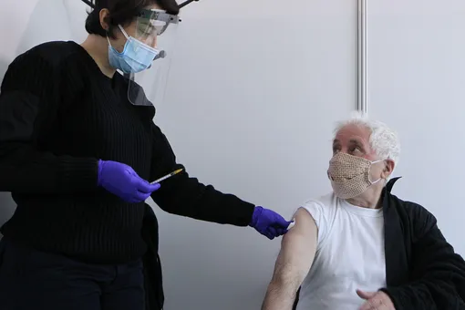 «Это не наказание»: в Греции ввели штрафы для людей старше 60 лет, которые не хотят проходить вакцинацию «Это не наказание»: в Греции ввели штрафы для людей старше 60 лет, которые не хотят проходить вакцинацию