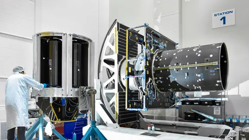 Техник устанавливает часть электрической двигательной установки в корпус корабля Psyche Техник устанавливает часть электрической двигательной установки в корпус корабля Psyche