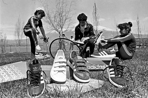 «Синие с белыми полосками»: как в Советском союзе началась «адидасомания» «Синие с белыми полосками»: как в Советском союзе началась «адидасомания»