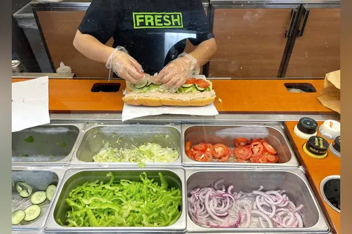 «Мы очень гордимся нашим тунцом». Глава Subway заступился за сэндвич, в котором NYT не нашла тунца «Мы очень гордимся нашим тунцом». Глава Subway заступился за сэндвич, в котором NYT не нашла тунца