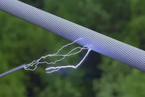 Человек на линии электропередачи под напряжением в 500 000 вольт Человек на линии электропередачи под напряжением в 500 000 вольт