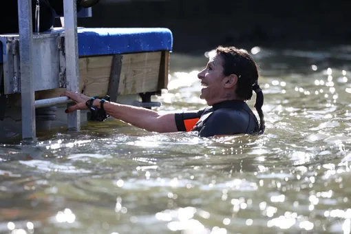 Мэр Парижа Анн Идальго выполнила обещание и искупалась в Сене перед Олимпиадой. Конечно, это стало поводом для мемов Мэр Парижа Анн Идальго выполнила обещание и искупалась в Сене перед Олимпиадой. Конечно, это стало поводом для мемов
