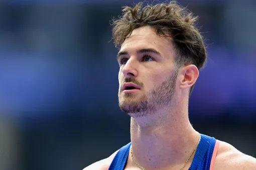 Французский прыгун с шестом не прошел в финал Олимпиады, потому что во время прыжка сбил планку пенисом Французский прыгун с шестом не прошел в финал Олимпиады, потому что во время прыжка сбил планку пенисом